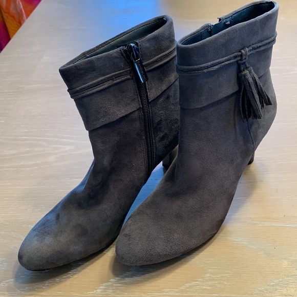 Bandolino Leather Booties with heels and tassels - Size 6.5, very good condition - Picture 2 of 9